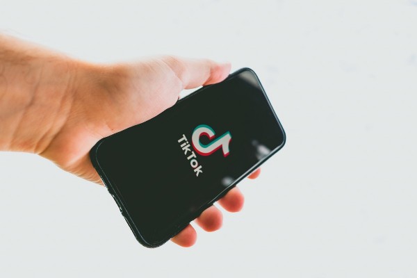 FDA Issues Warning Over TikTok's "Benadryl Challenge," Which Could Be Deadly to Teenagers