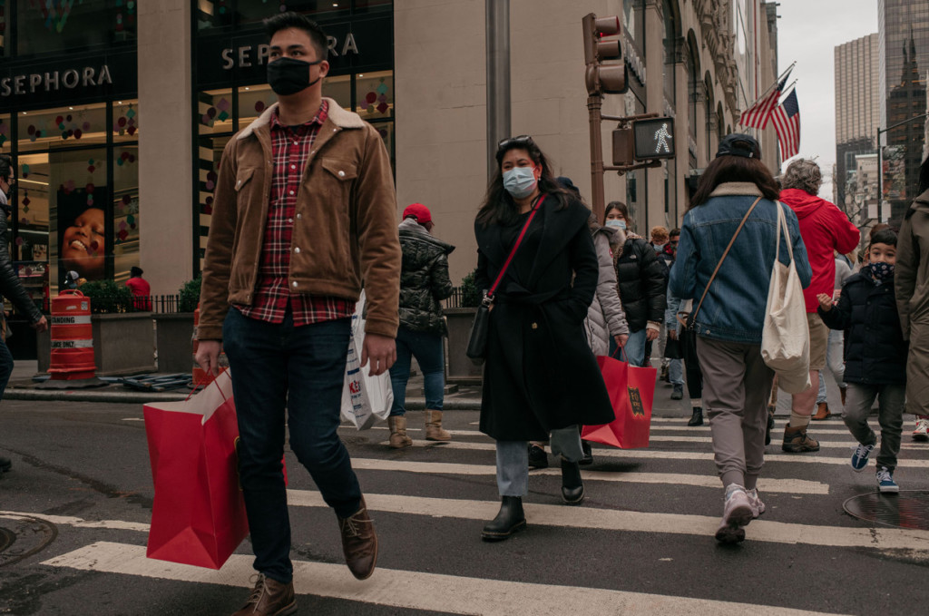 Unemployment be damned: Americans spent at a record pace over the holidays