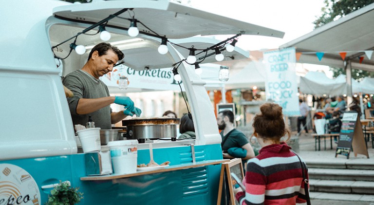 Trucking and Cooking: 5 Tips for Aspiring Food Truck Entrepreneurs