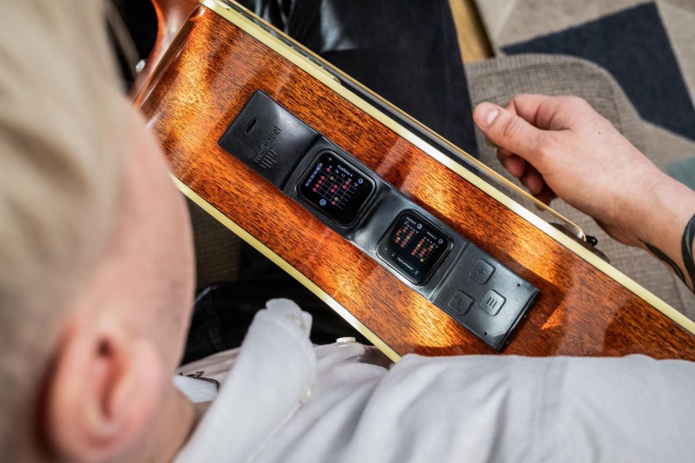 Smart learning device sticks a personal teacher to your guitar