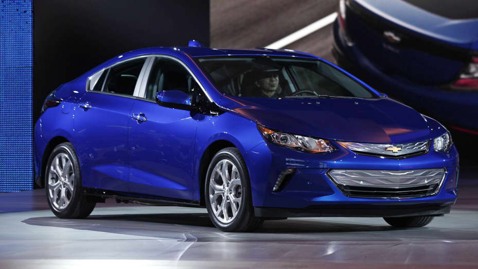 GM to release plug-in hybrid vehicles, backtracking on product plans