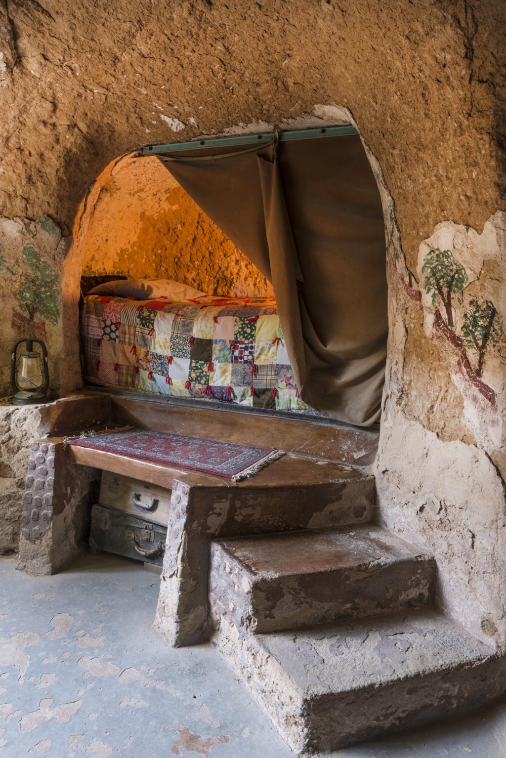 Sleeping alcove at Forestiere Underground Gardens at West Shaw Avenue, Fresno, California. Photo credit: Carol M, Highsmith.
