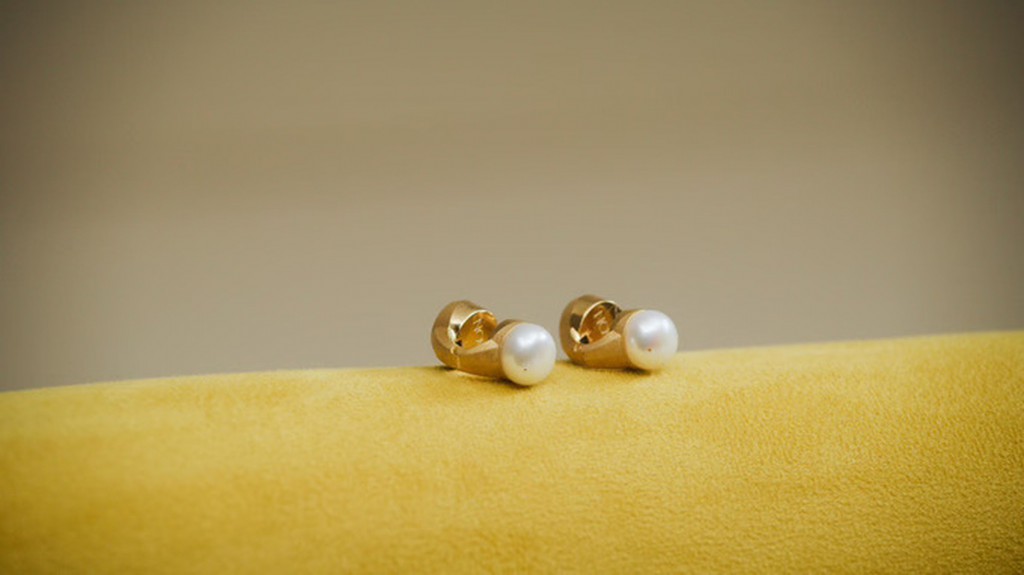 No, Kamala Harris wasn’t wearing these audio earrings