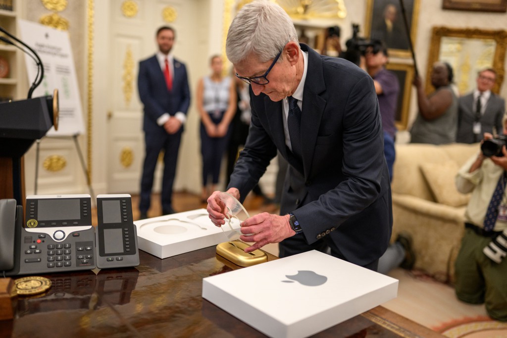Tim Cook gifts Trump with 100% US-made piece of glass on a 24k gold base