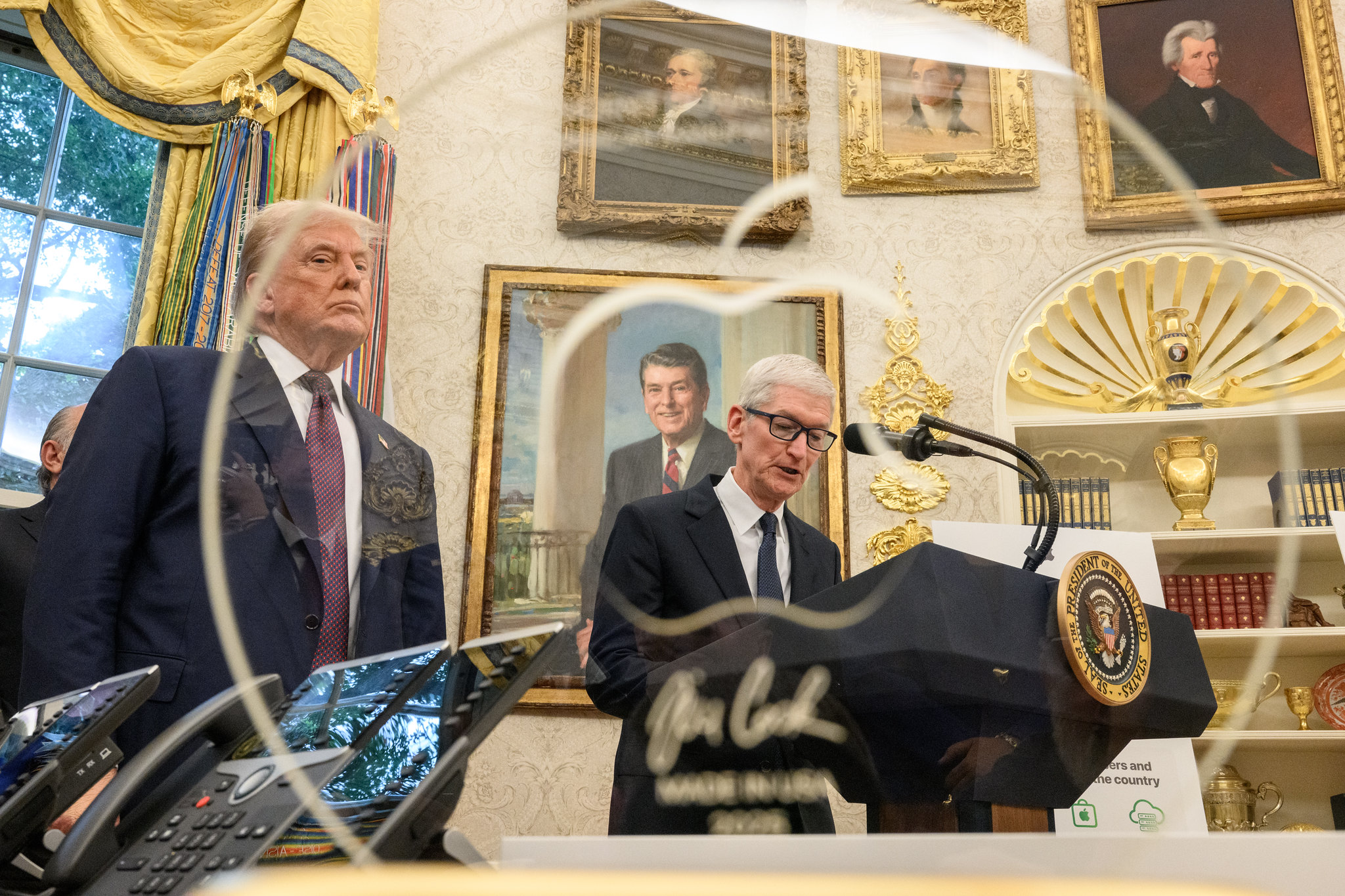 Tim Cook to step down as Apple CEO. In letter, describes 15 years of emails