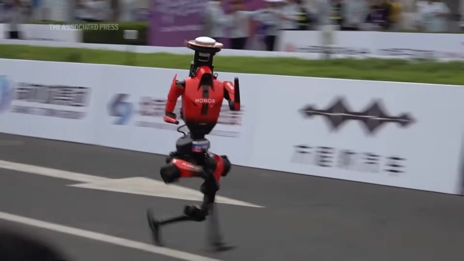 Honor’s Humanoid Robot Smashes Human Half-Marathon Record in Beijing
