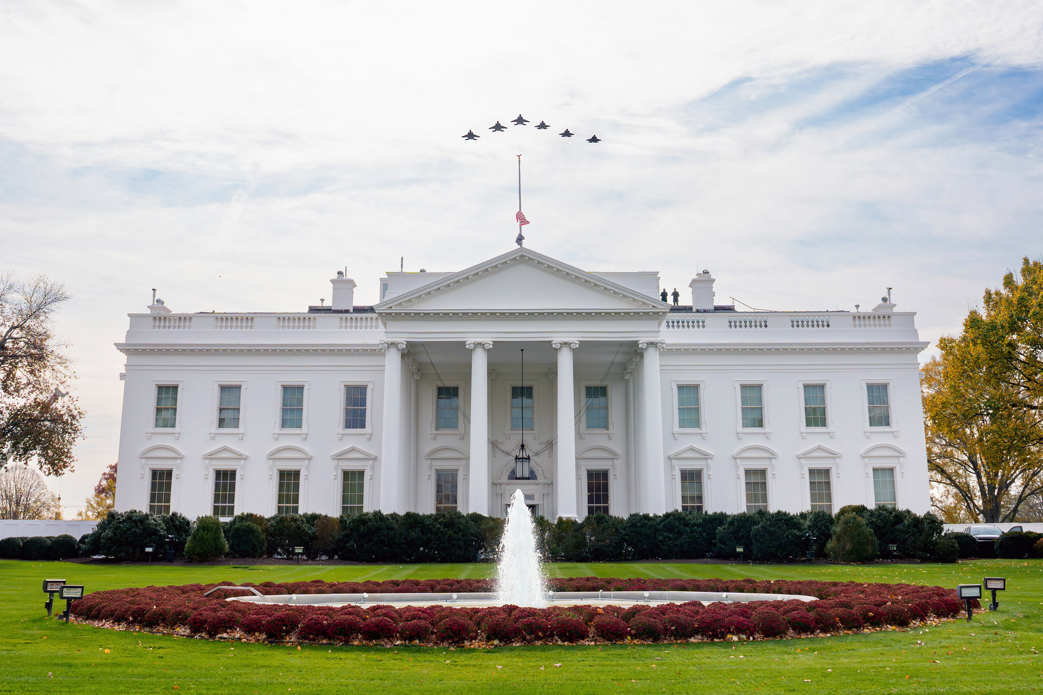 The White House is ordering agencies to place its new app on all employees’ government phones