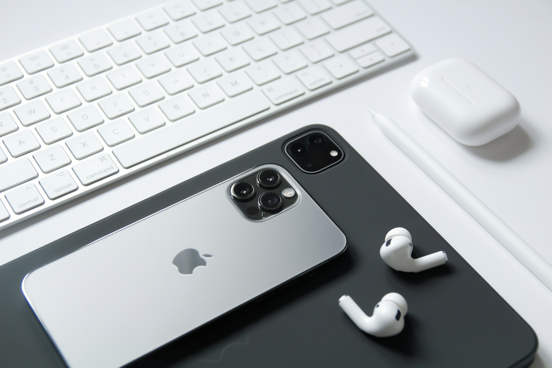 Why your cardiologist might tell you to skip AirPods Read More: https://www.engadget.com/2193554/airpods-pacemakers-magnet-interference/