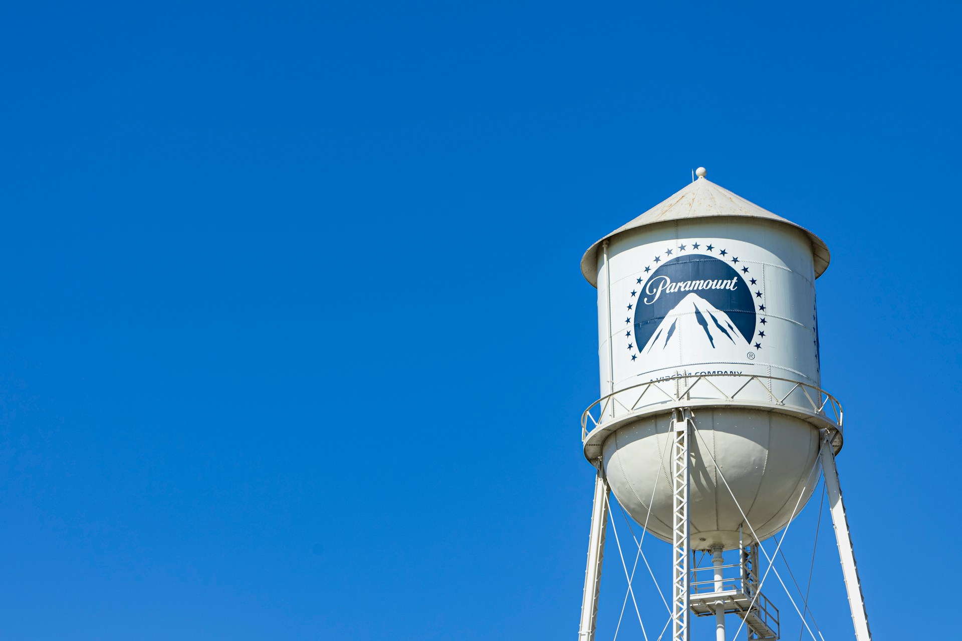 FCC lets Paramount sell 49.5% equity stake to Saudi Arabia, UAE, and Qatar
